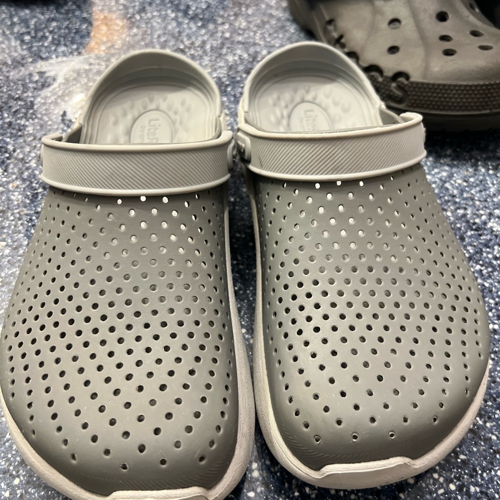 Women’s size 8 Lifestyle 360 water Crocs